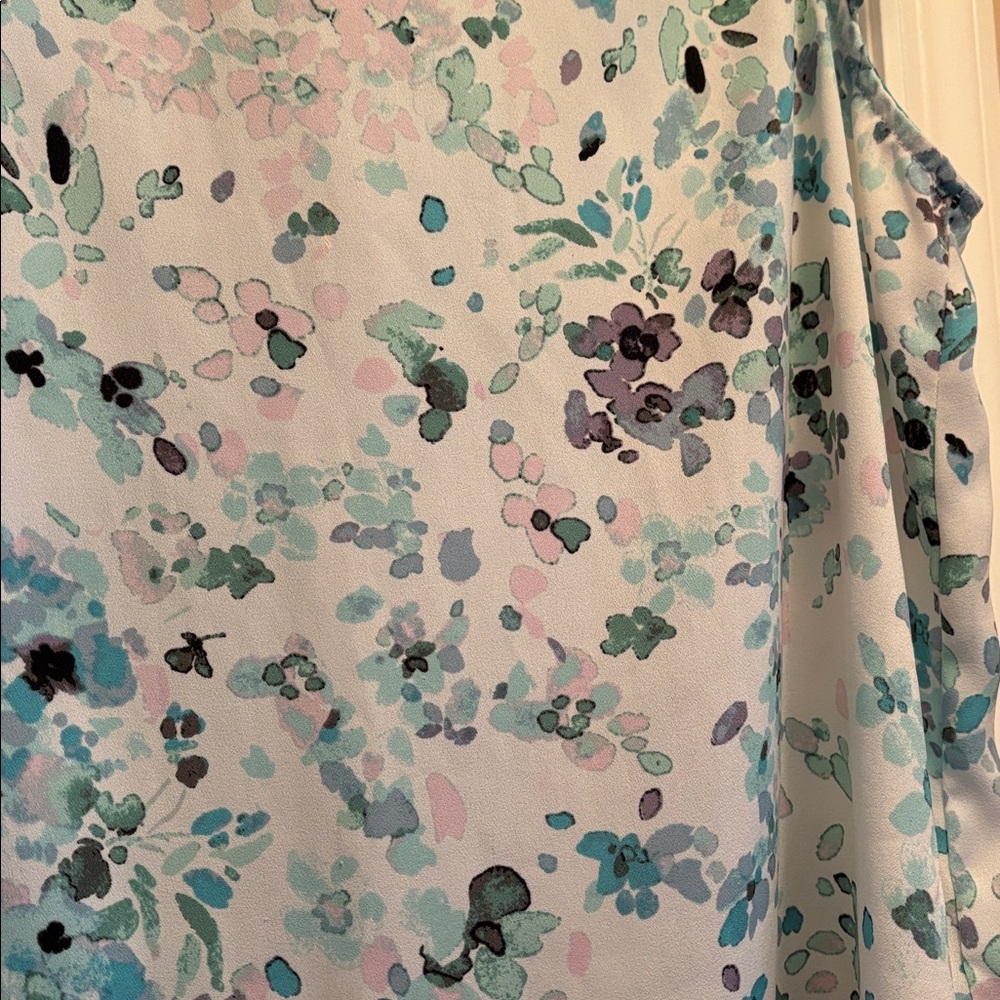 Gently used, LAUREN CONRAD Floral Top 💚🩵 - Picture 6 of 9
